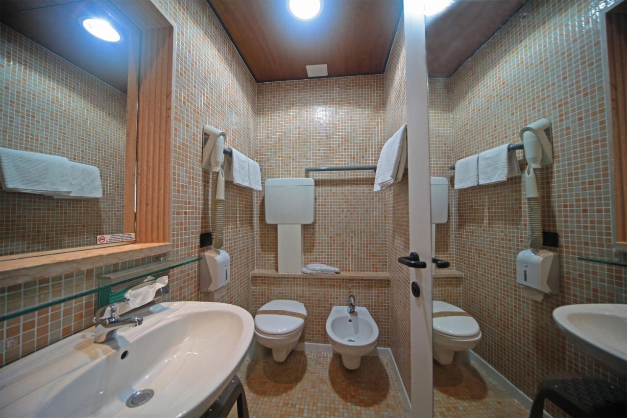 Hotel Smeraldo ซีร์มิโอเน ภายนอก รูปภาพ